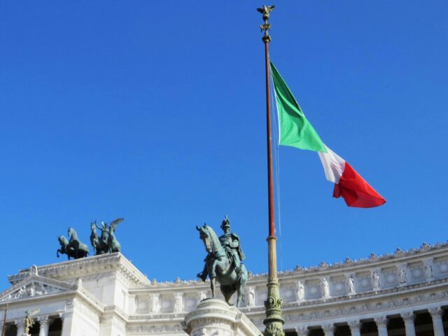 bandiera italiana altare della patria