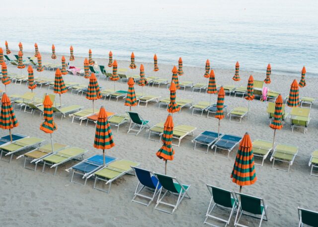 spiaggia ombrelloni e lettini