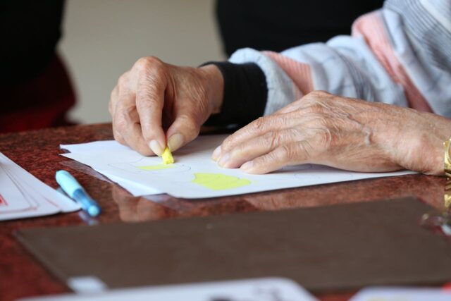 artrite reumatoide mani di anziano che colorano