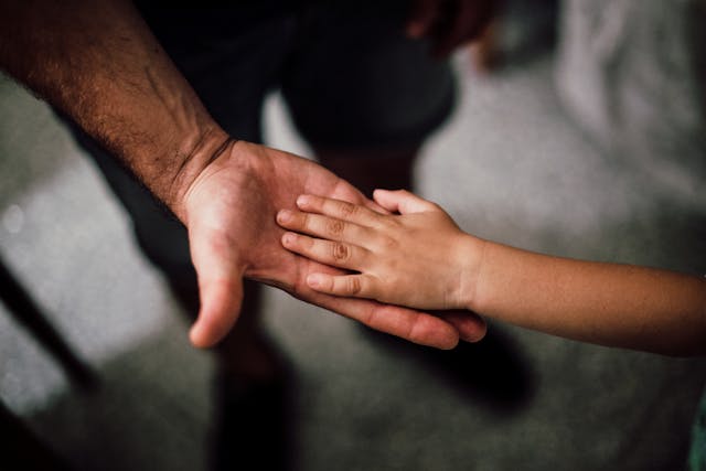 mano padre e bambino