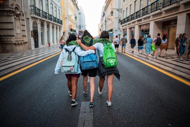 ragazze adolescenti che si abbracciano e camminano